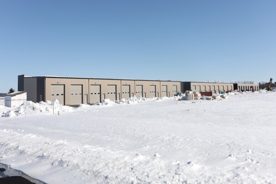 663 Valerie Ave, Hudson, WI à vendre - Photo de l’immeuble – Image 2 sur 10