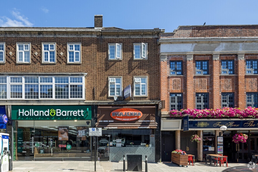 86 Chase Side, Londres à vendre - Photo principale – Image 1 sur 2