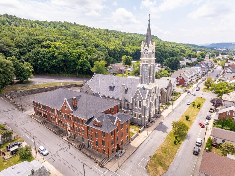 124 E Abbott St, Lansford, PA à vendre - Photo de l’immeuble – Image 1 sur 84