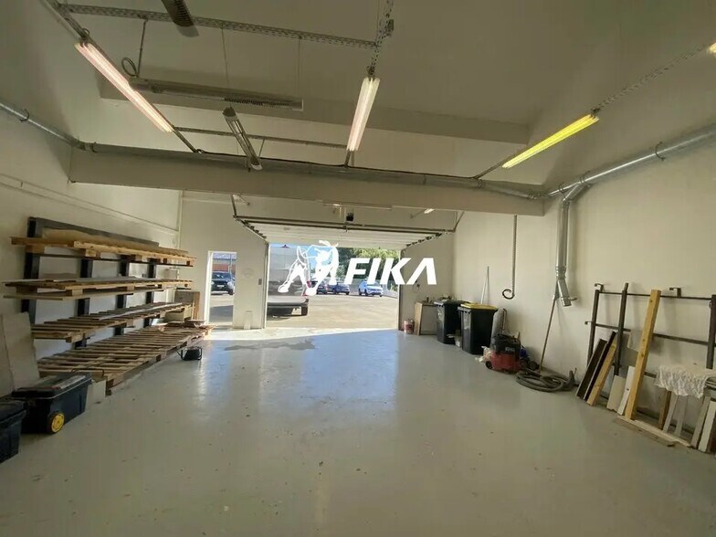 Local d’activités dans Pechbonnieu à louer - Photo de l’immeuble – Image 2 sur 11