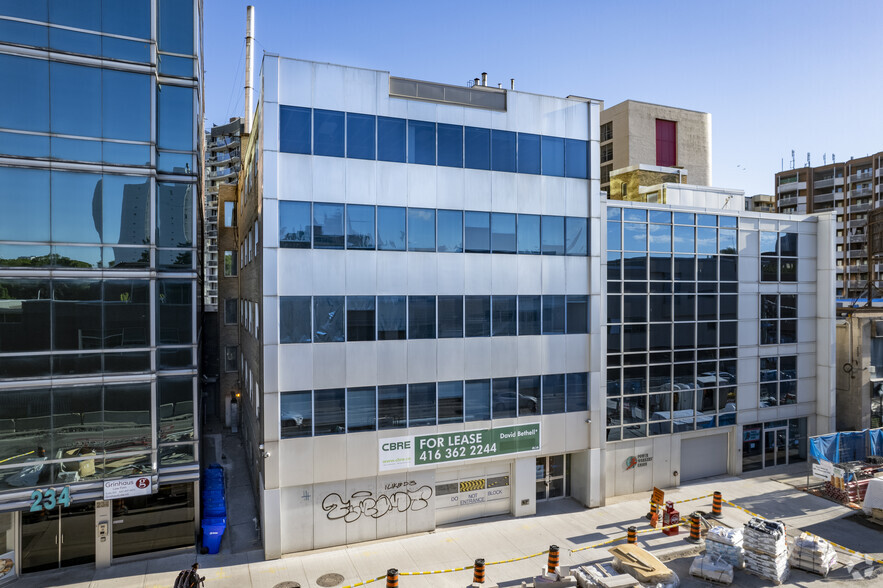 240 Eglinton Ave E, Toronto, ON à louer - Photo de l’immeuble – Image 2 sur 6
