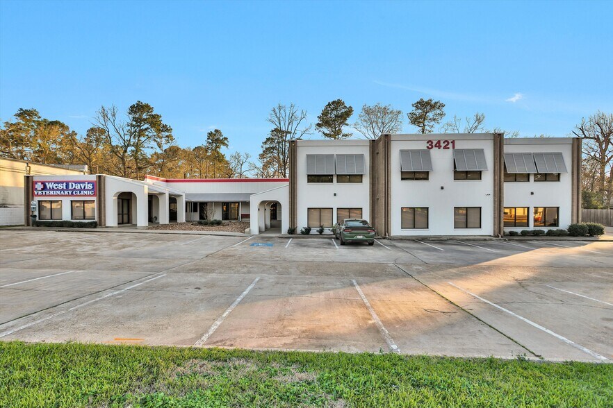 3421 W Davis St, Conroe, TX à louer - Photo de l’immeuble – Image 2 sur 30