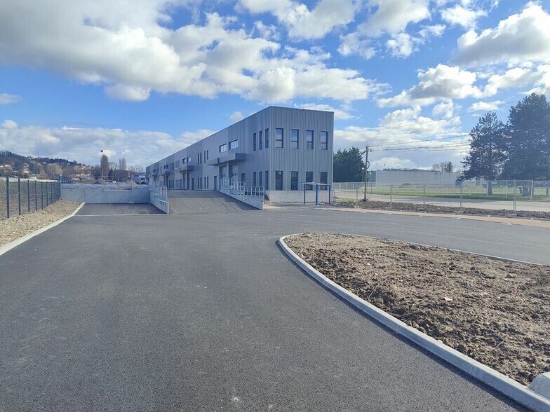 Local d’activités dans Bourgoin-Jallieu à louer - Photo de l’immeuble – Image 3 sur 8