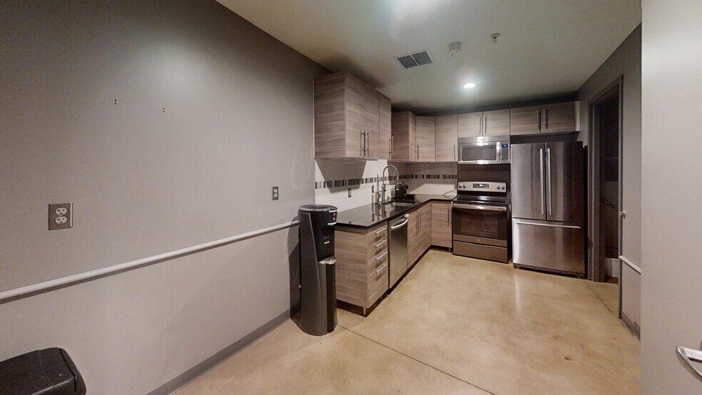 1720 Columbus Rd, Cleveland, OH à vendre - Photo de l’immeuble – Image 3 sur 7