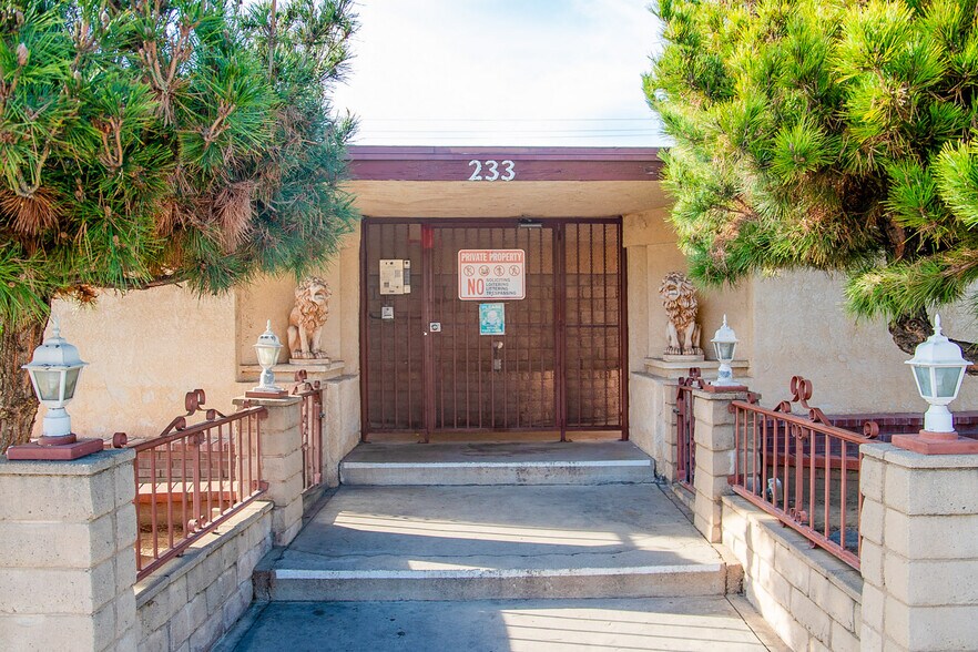 233 S Bandy Ave, West Covina, CA à vendre - Photo de l’immeuble – Image 2 sur 40