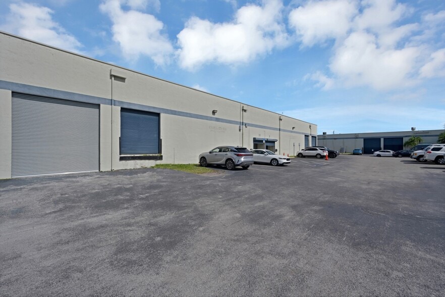 5220 NW 72nd Ave, Miami, FL à vendre - Photo principale – Image 1 sur 18