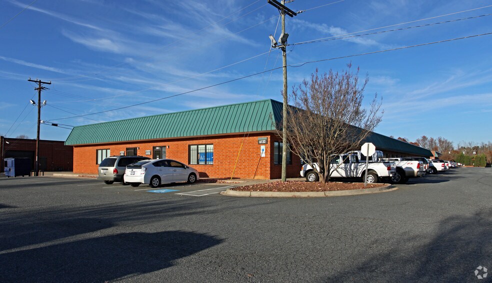 6132 Brookshire Blvd, Charlotte, NC à louer - Photo de l’immeuble – Image 3 sur 6