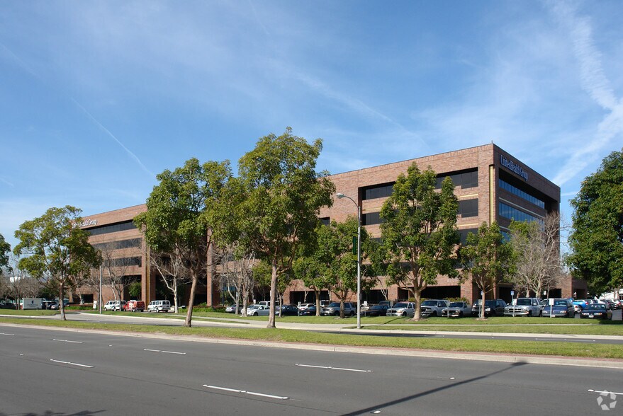 5701 Katella Ave, Cypress, CA à louer - Photo de l’immeuble – Image 3 sur 10