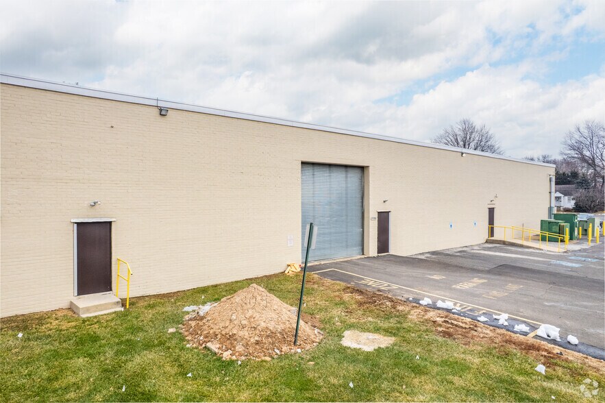 1750 Woodhaven Dr, Bensalem, PA à louer - Photo de l’immeuble – Image 3 sur 5