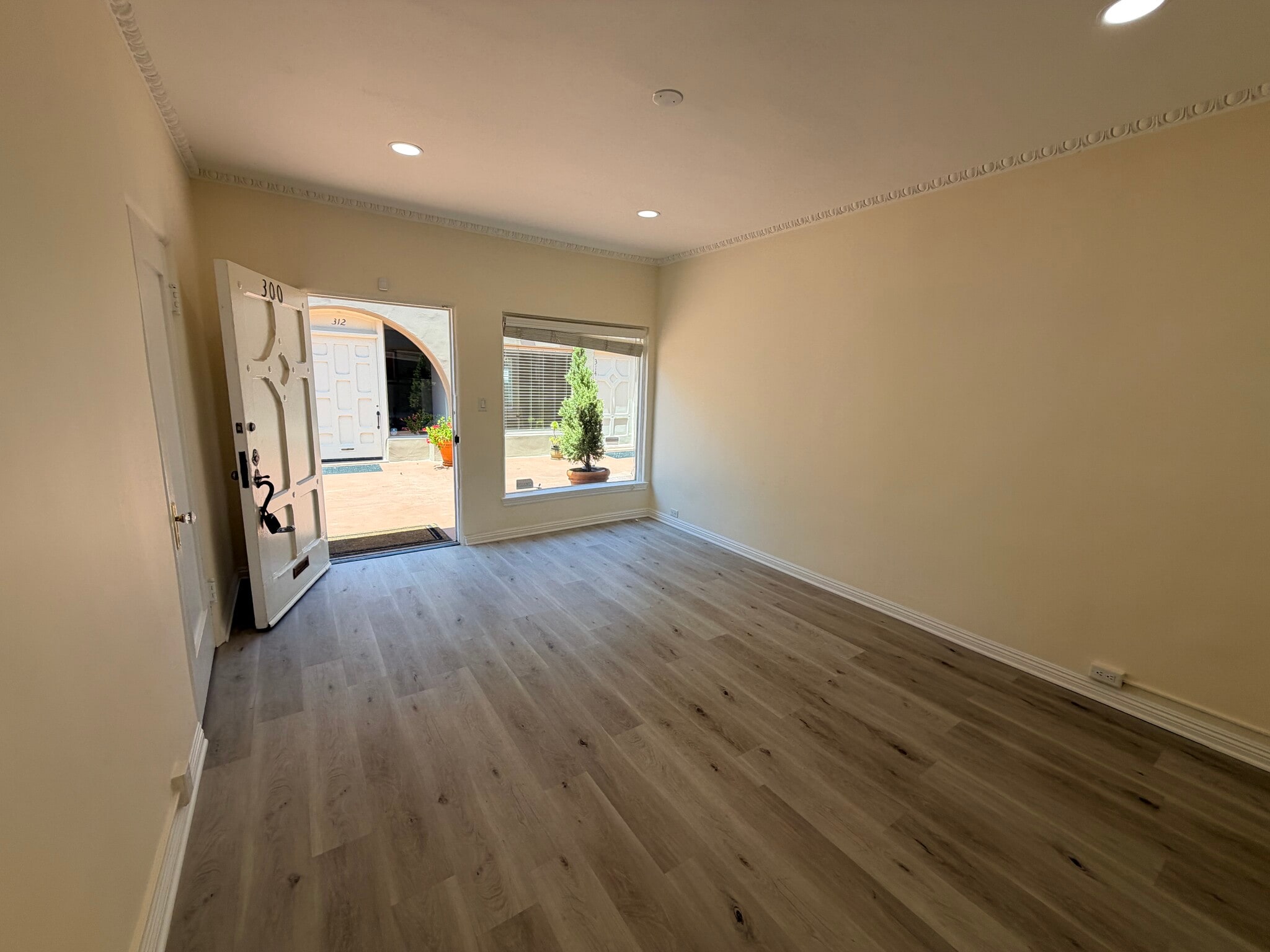 9528-9546 Brighton Way, Beverly Hills, CA à louer Photo intérieure– Image 1 sur 7