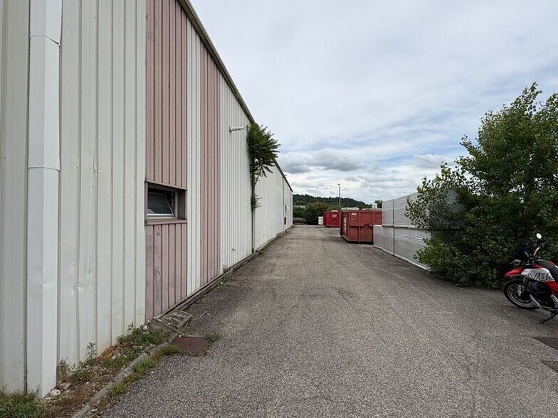 Local d’activités dans Brignais à louer - Photo de l’immeuble – Image 3 sur 8