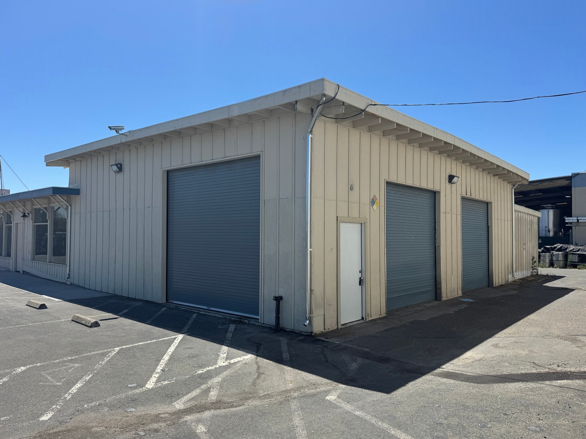 1042 Hopper Ave, Santa Rosa, CA à louer Photo de l’immeuble– Image 1 sur 3