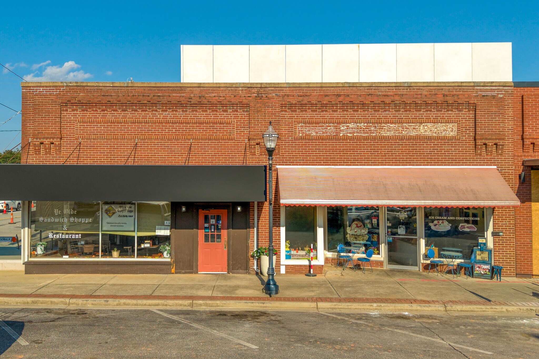 118-124 N Townville St, Seneca, SC à vendre Photo principale– Image 1 sur 26