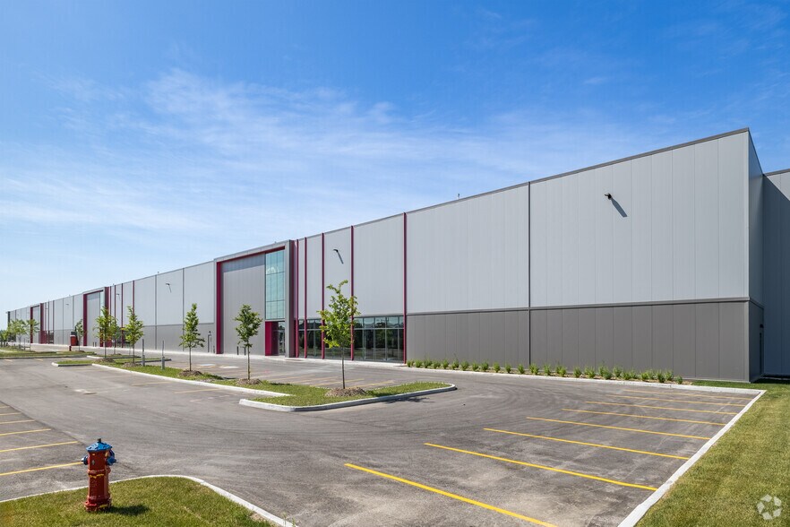 405 Huntmar Dr, Ottawa, ON à louer - Photo de l’immeuble – Image 2 sur 5