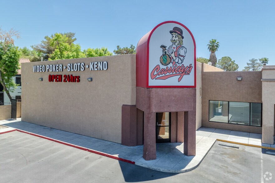 5225 E Tropicana Ave, Las Vegas, NV à louer - Photo de l’immeuble – Image 3 sur 6
