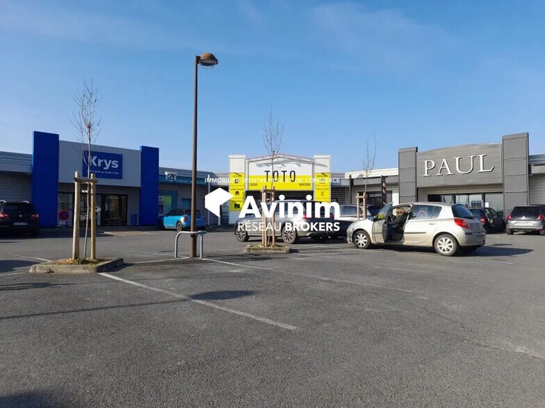 Local commercial dans Saint-Germain-du-Puy à louer - Photo de l’immeuble – Image 1 sur 8