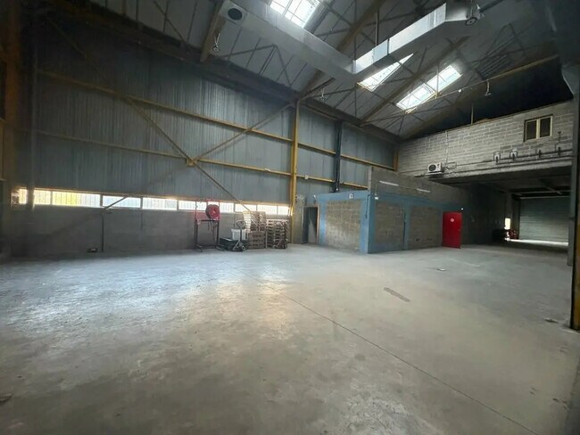 Plus de détails pour Local d'activités à louer