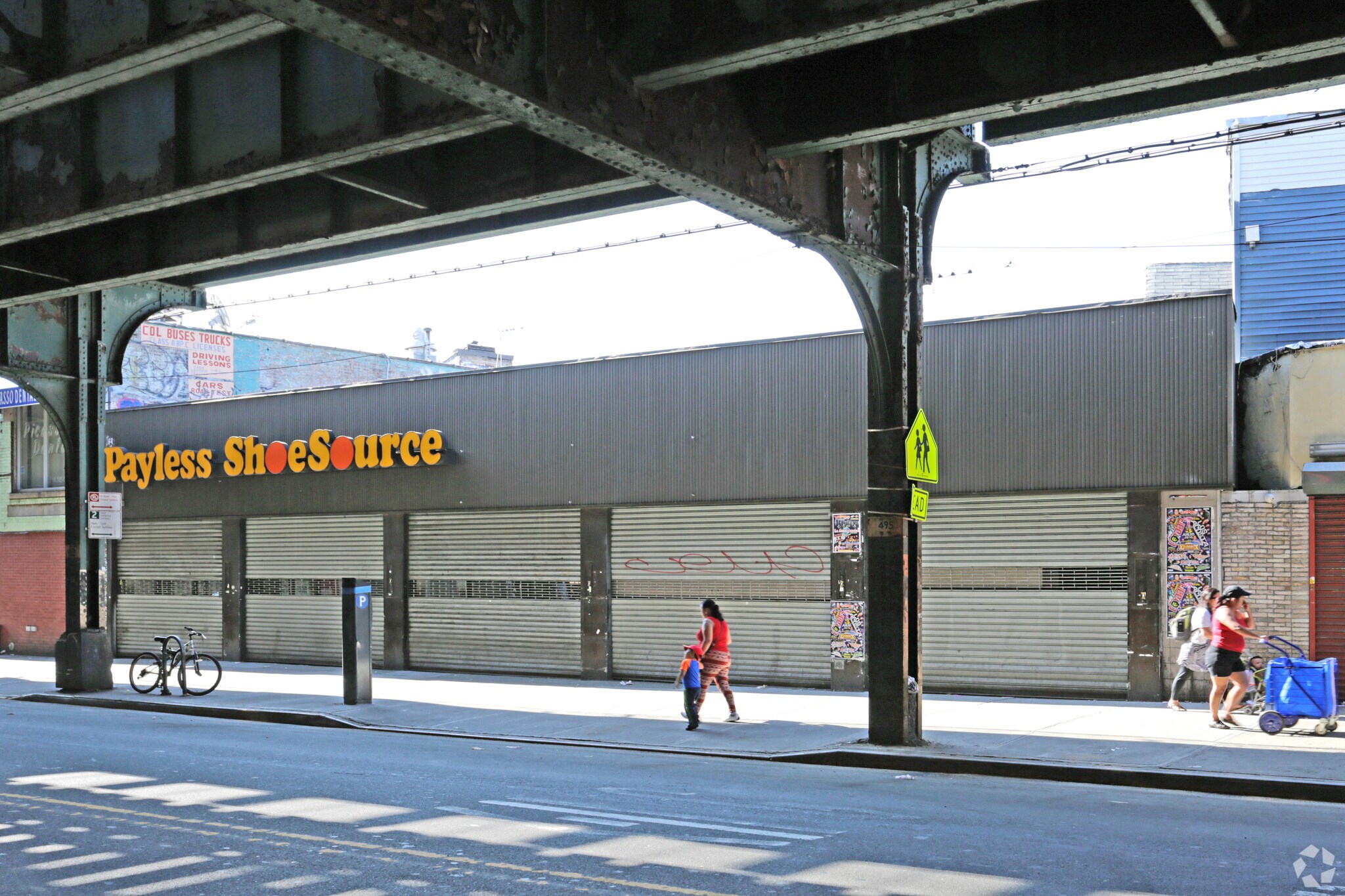 102-18 Roosevelt Ave, Corona, NY à louer Photo principale– Image 1 sur 5