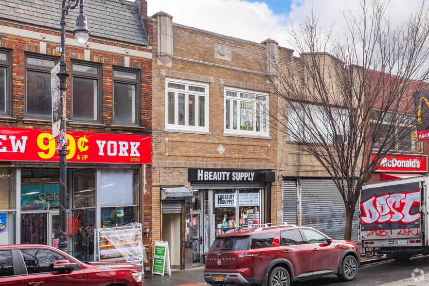 3755 82nd St, Jackson Heights, NY à louer - Photo de l’immeuble – Image 2 sur 6