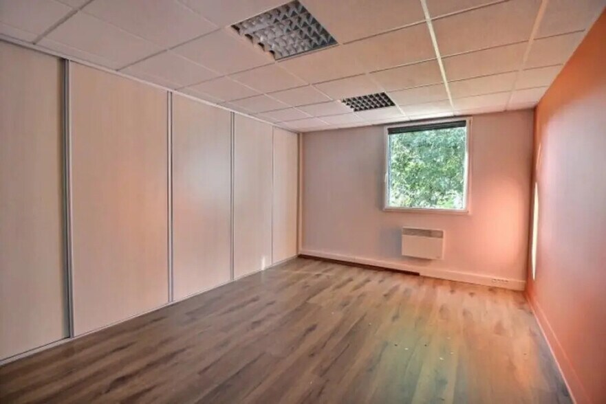 Bureau dans Elbeuf à vendre - Photo de l’immeuble – Image 3 sur 10