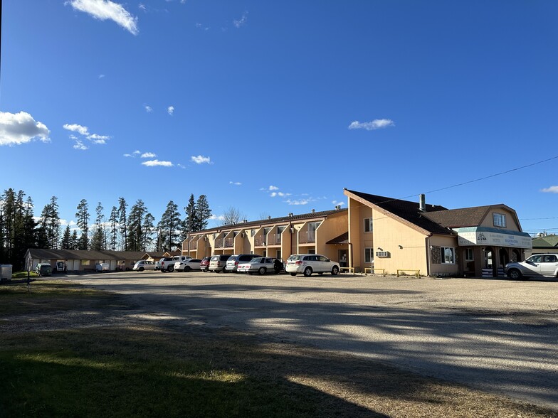 3515 Caxton St, Whitecourt, AB à louer - Photo de l’immeuble – Image 1 sur 4