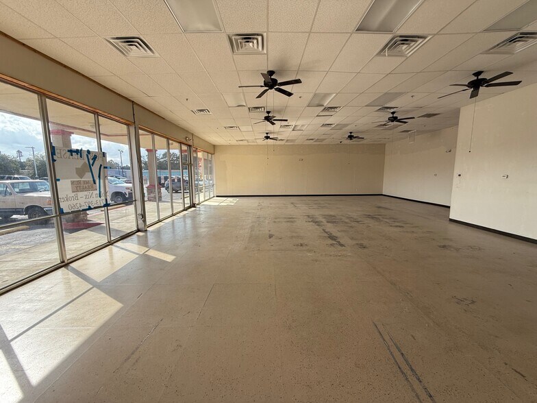 1717 N Frazier St, Conroe, TX à louer - Photo de l’immeuble – Image 1 sur 9