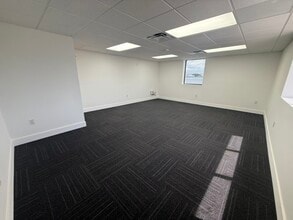 7506-7560 NW 70th St, Miami, FL à louer Photo intérieure– Image 2 sur 19
