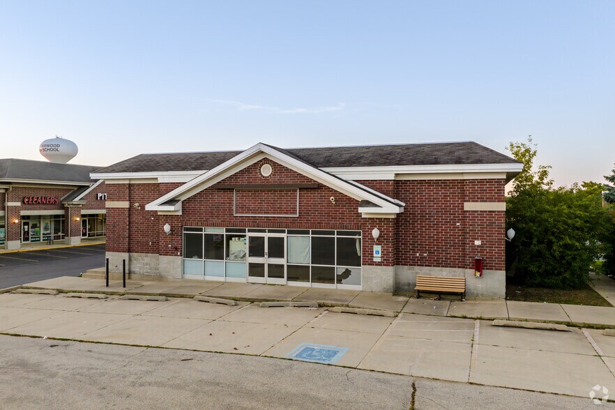 1 S Sutton Rd, Streamwood, IL à vendre - Photo de l’immeuble – Image 3 sur 12