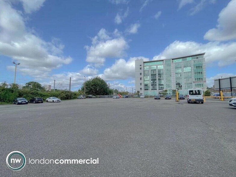 80 Scrubs Ln, Londres à louer - Photo de l’immeuble – Image 2 sur 6