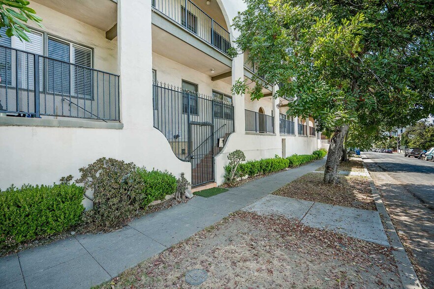 230-240 N Reno St, Los Angeles, CA à vendre - Photo de l’immeuble – Image 2 sur 7
