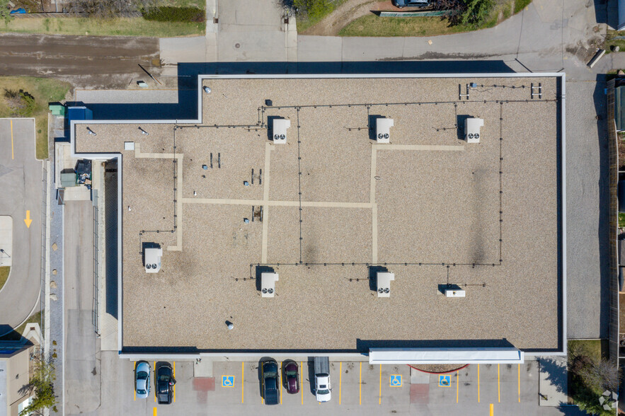 804 Main St SE, Airdrie, AB à vendre - Aérien – Image 2 sur 4