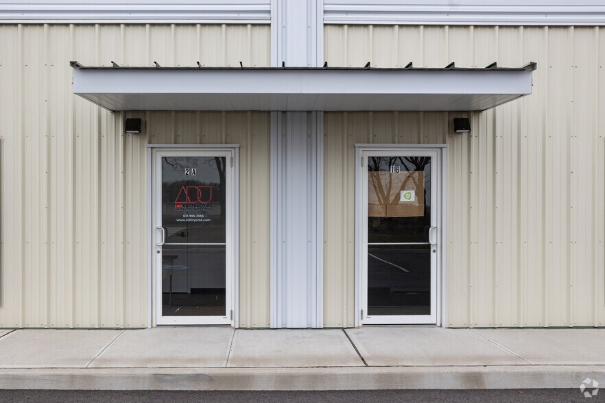 313 Edwards Ave, Calverton, NY à louer - Photo de l’immeuble – Image 3 sur 4