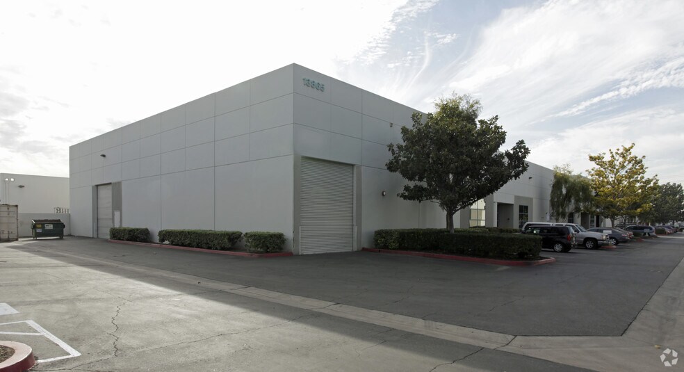 13865 Magnolia Ave, Chino, CA à louer - Photo de l’immeuble – Image 2 sur 4