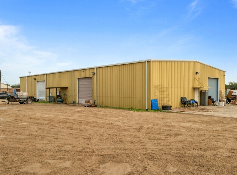 1209-1211 Bensdale Rd, Pleasanton, TX à louer - Photo de l’immeuble – Image 3 sur 11