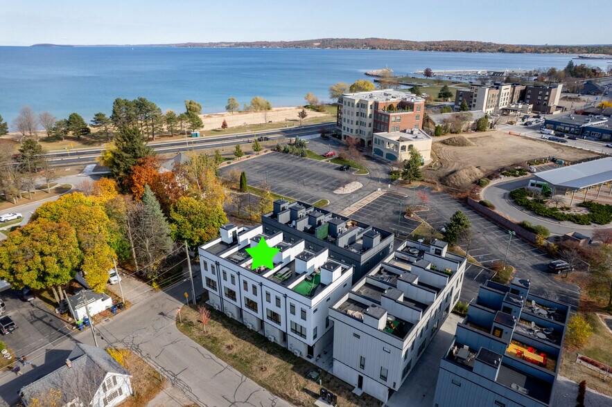 208 Gillis St, Traverse City, MI à vendre - Aérien – Image 2 sur 38