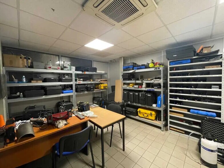 Local d’activités dans Feyzin à louer - Photo de l’immeuble – Image 3 sur 9