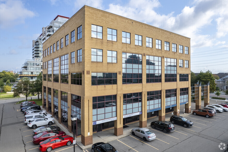 9050 Yonge St, Richmond Hill, ON à louer - Photo de l’immeuble – Image 2 sur 6
