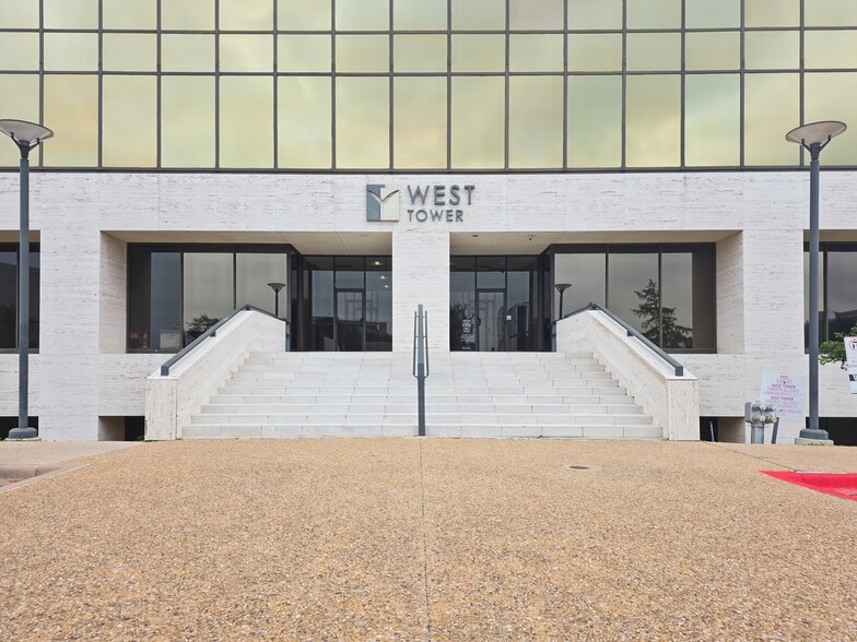 1341 W Mockingbird Ln, Dallas, TX à louer - Photo intérieure – Image 3 sur 15