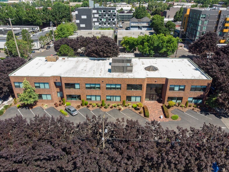 975 SE Sandy Blvd, Portland, OR à louer - Photo de l’immeuble – Image 3 sur 40