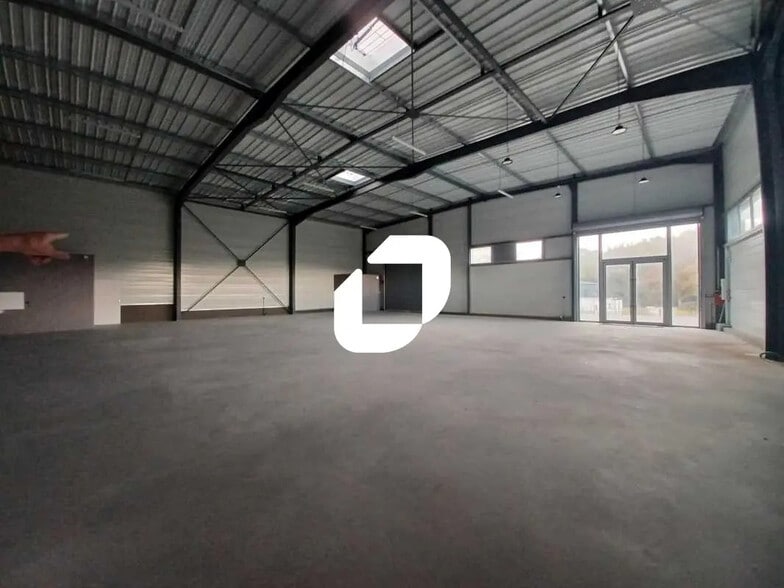 Local d’activités dans Tresses à louer - Photo de l’immeuble – Image 2 sur 9