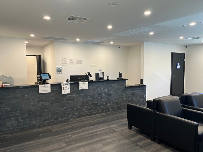 17970 Sierra Hwy, Canyon Country, CA à louer - Photo de l’immeuble – Image 3 sur 16