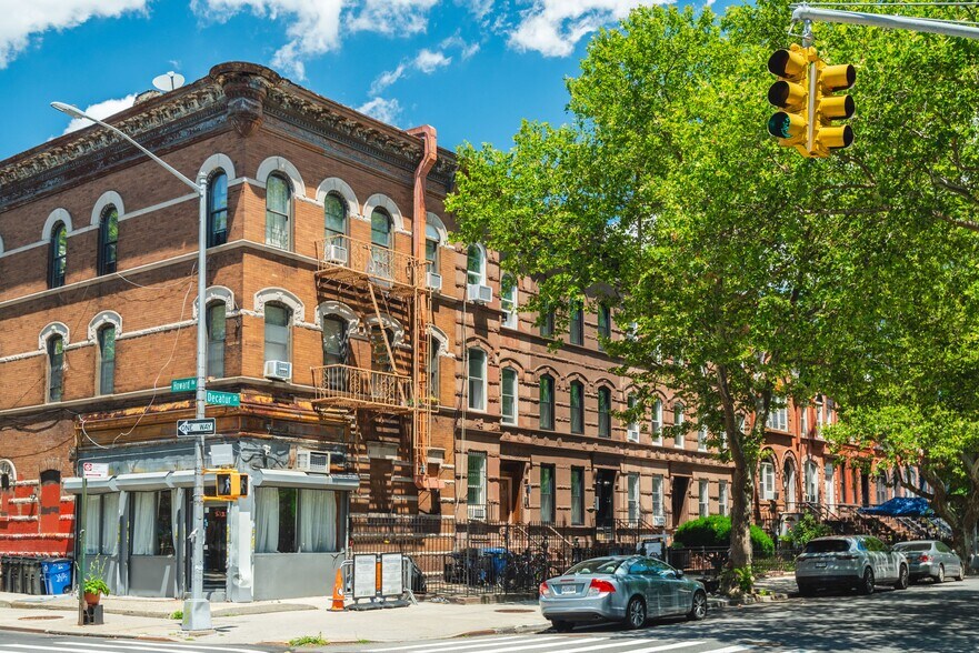 579 Decatur St, Brooklyn, NY à vendre - Photo de l’immeuble – Image 3 sur 39