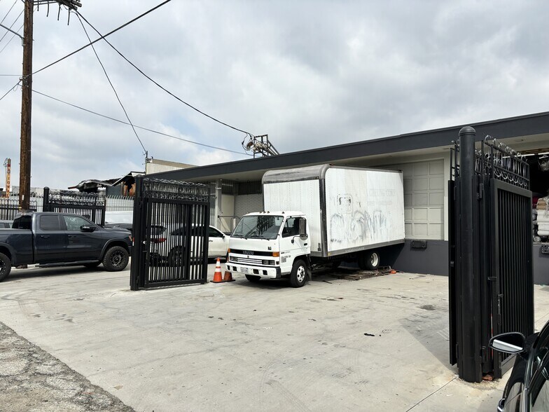 3133 E 12th St, Los Angeles, CA à louer - Photo de l’immeuble – Image 2 sur 3