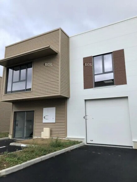 Local d’activités dans Bussy-Saint-Georges à louer - Photo de l’immeuble – Image 1 sur 3