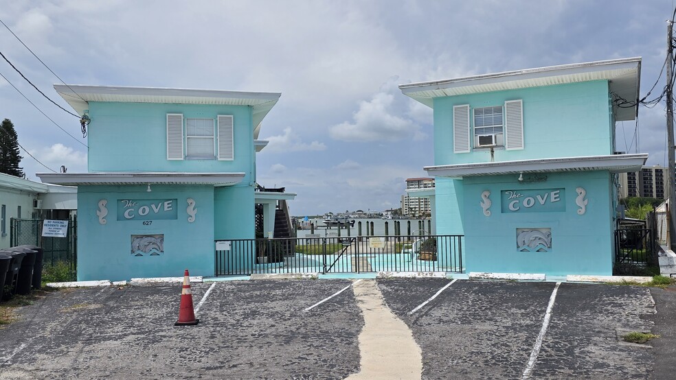 627 Bay Esplanade, Clearwater, FL à vendre - Photo principale – Image 1 sur 10