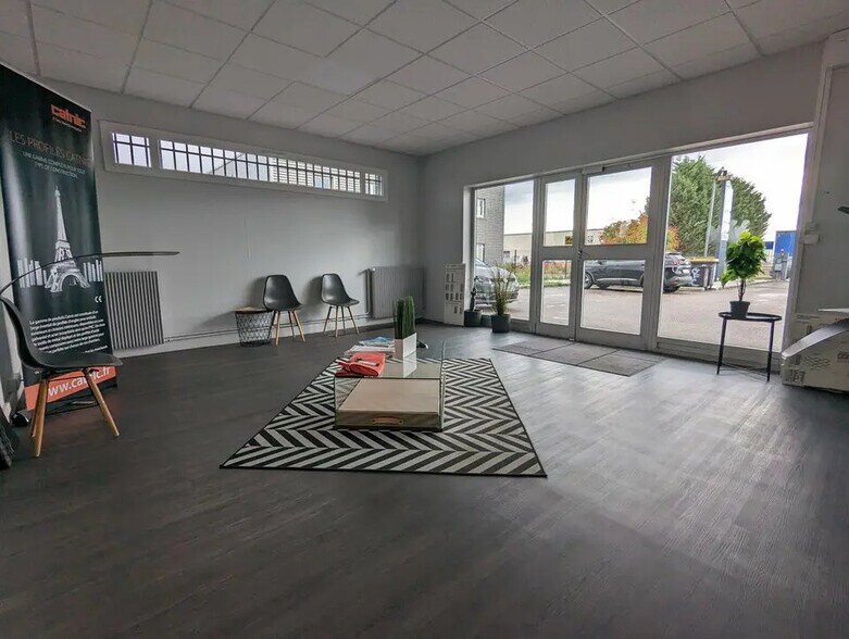 Local d’activités dans Saint-Étienne-du-Rouvray à louer - Photo de l’immeuble – Image 1 sur 7