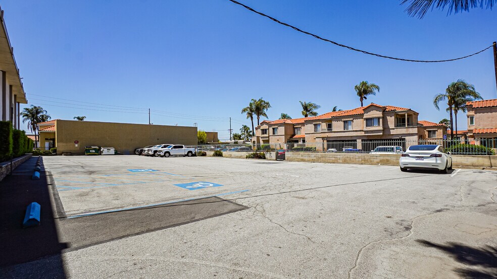 1245 W 6th St, Corona, CA à vendre - Photo de l’immeuble – Image 3 sur 34