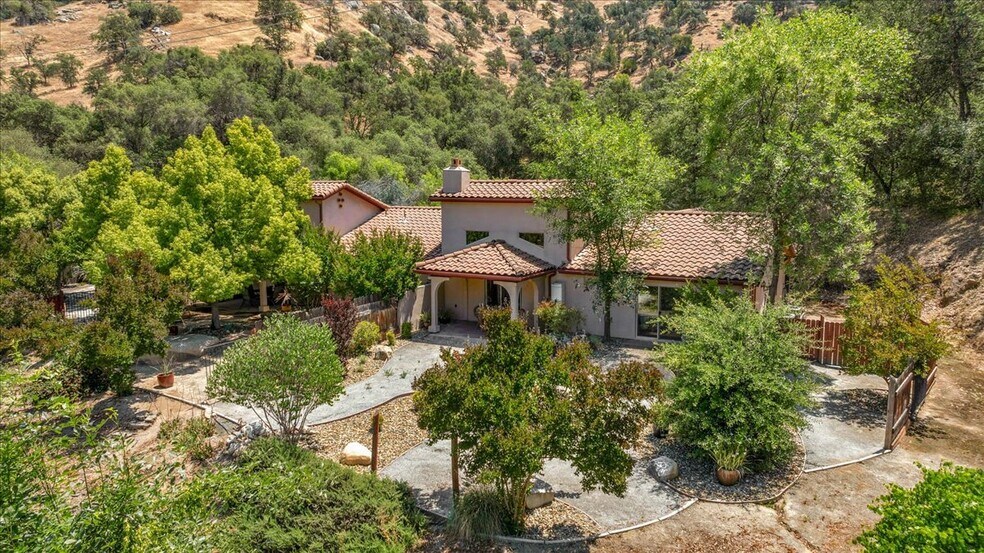 29673 Rock Creek Dr, Three Rivers, CA à vendre - Photo de l’immeuble – Image 2 sur 34