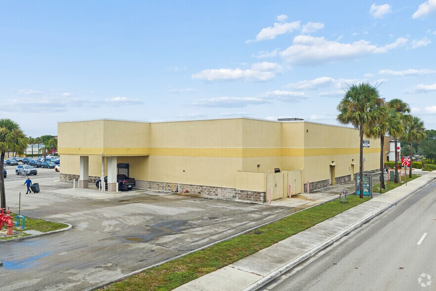 1700 W 49th St, Hialeah, FL à louer - Photo de l’immeuble – Image 2 sur 24