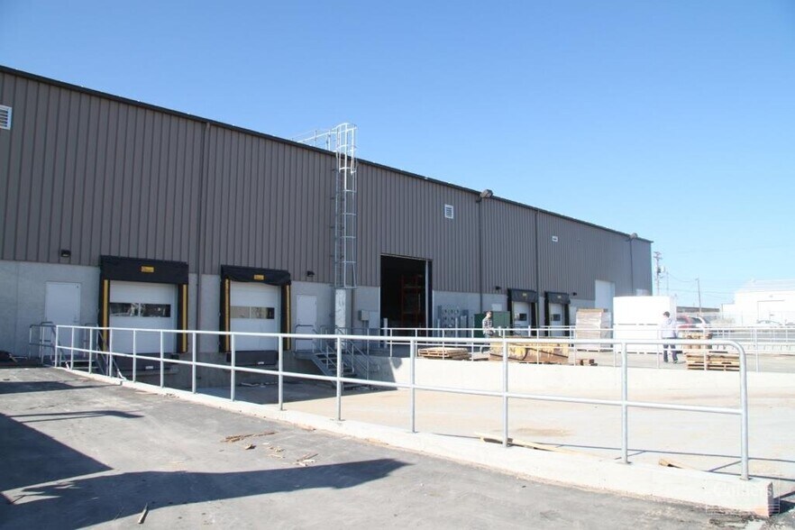 975 Thomas Ave, Winnipeg, MB à louer - Photo de l’immeuble – Image 2 sur 2